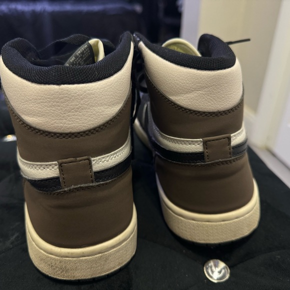 Nike Air Jordan 1 Mocha - Picture 2 of 6